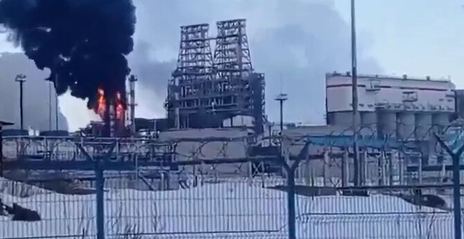 Kadras iš vaizdo įrašo/Liepsnojo „Lukoil“ naftos perdirbimo gamykla
