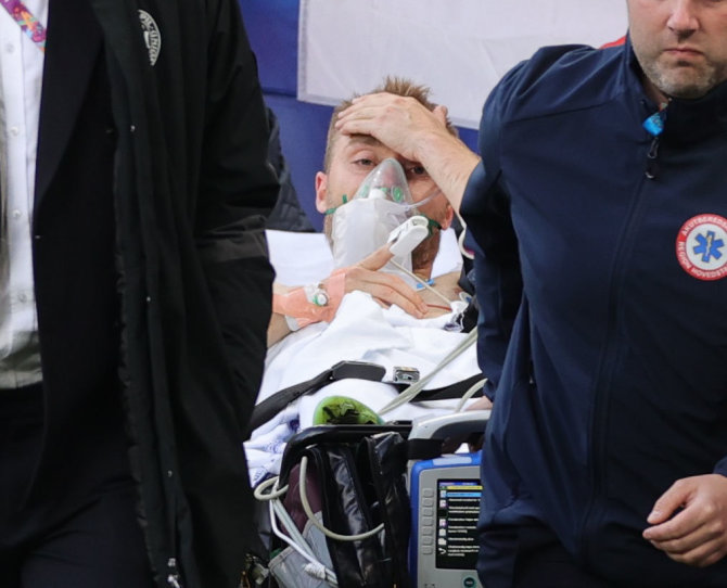 „Reuters“/„Scanpix“ nuotr./Christiano Erikseno incidentas Europos futbolo čempionato metu Kopenhagoje