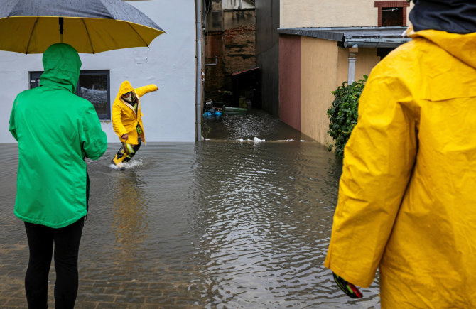 Scanpix/ Agencja Wyborcza.pl/Grzegorz Celejewski/via REUTERS/Potvyniai Lenkijoje