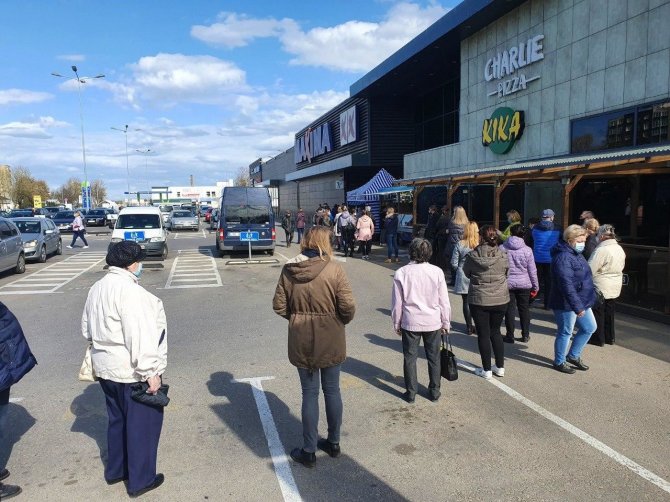 L.Tubio/15min nuotr./Kėdainiškiai eilėje laukia vandens