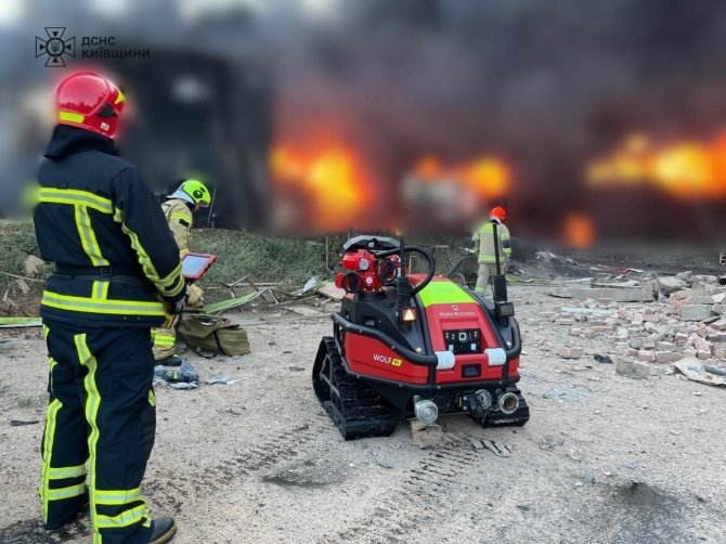 Ukrainos valstybinė nepaprastųjų situacijų tarnyba/Rusai atakavo pramoninį objektą Kyjive: gaisrui gesinti pasitelktas robotas ir gaisrinis traukinys