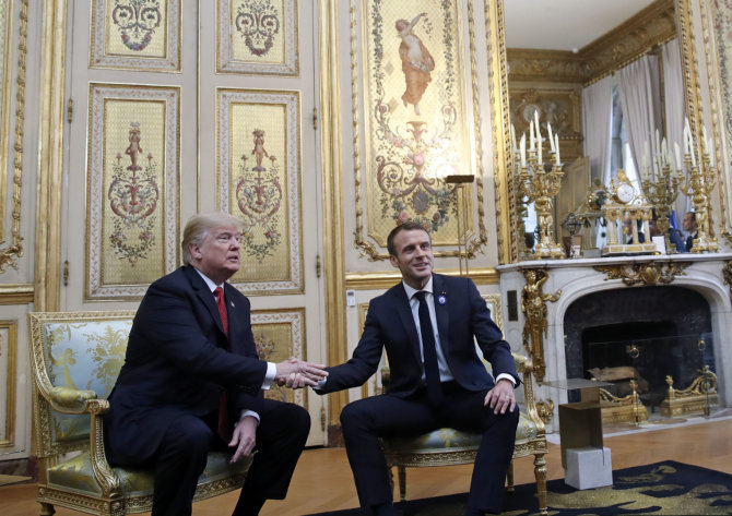 „Scanpix“/AP nuotr./Donaldas Trumpas ir Emmanuelis Macronas