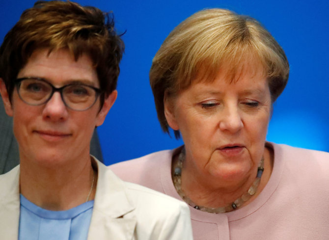 „Reuters“/„Scanpix“ nuotr./Angela Merkel (dešinėje) ir Annegret Kramp-Karrenbauer