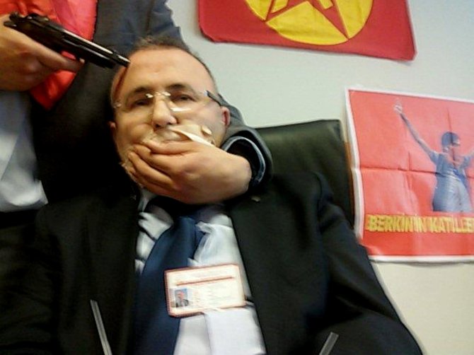 AFP/„Scanpix“ nuotr./Turkijos prokurorui Mehmetui Selimui Kirazui į galvą įremtas ginklas.