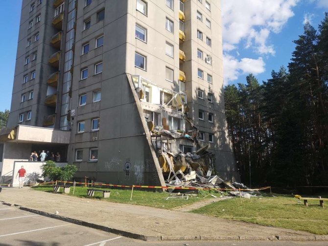 Vytenio Miškinio / 15min nuotr./Vilniaus Lazdynų rajone nulūžo daugiabučio balkonas