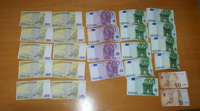 Lietuvos Respublikos muitinės nuotr./Medininkuose sulaikyta 55 tūkst. eurų grynųjų pinigų kontrabanda
