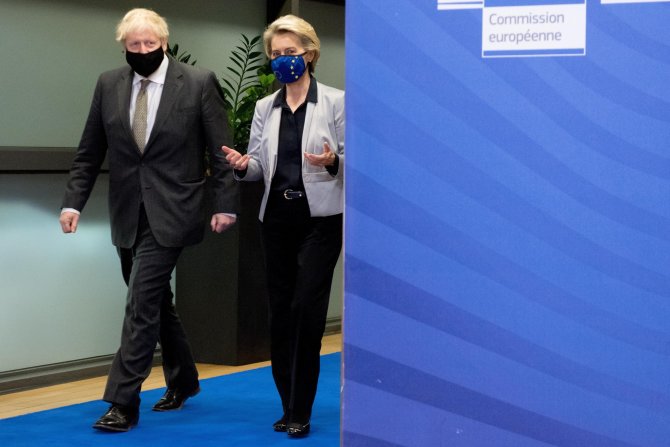 „Scanpix“/„SIPA“ nuotr./Borisas Johnsonas ir Ursula von der Leyen