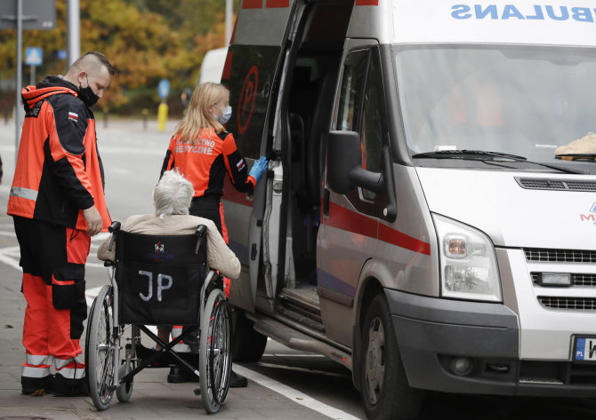 „Scanpix“/AP/Greitoji atveža COVID-19 pacientą į specializuotą ligoninę Varšuvoje