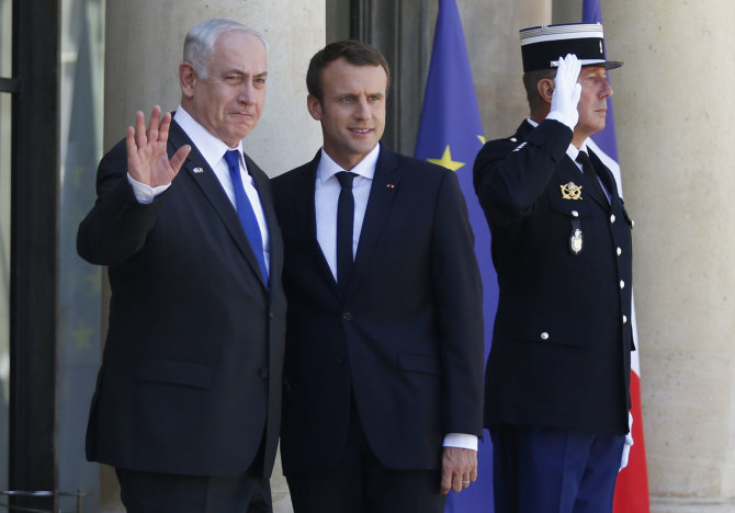 AFP/„Scanpix“ nuotr./Emmanuelis Macronas su Benjaminu Netanyahu
