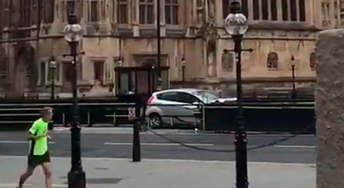 „Twitter“ nuotr./Londone automobilis trenkėsi į užtvarą prie parlamento.