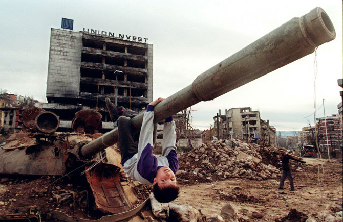 Sarajeve vaikas žaidžia ant palikto tanko vamzdžio