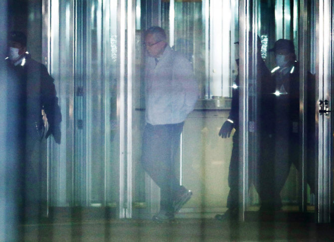 AFP/„Scanpix“ nuotr./Policininkų vedamas Carlosas Ghosnas