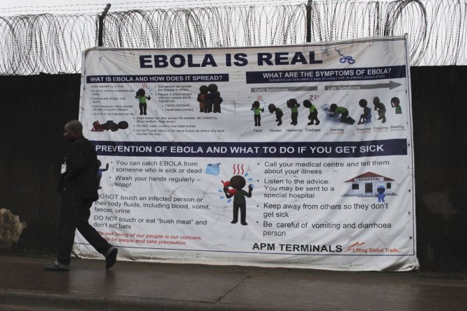 „Reuters“/„Scanpix“ nuotr./Apie Ebolos viruso grėsmę perspėjantis plakatas Liberijoje