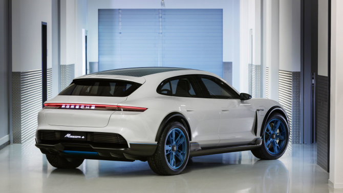 Porsche nuotr./„Porsche“ pristatė elektromobilį „Mission E Cross Turismo“