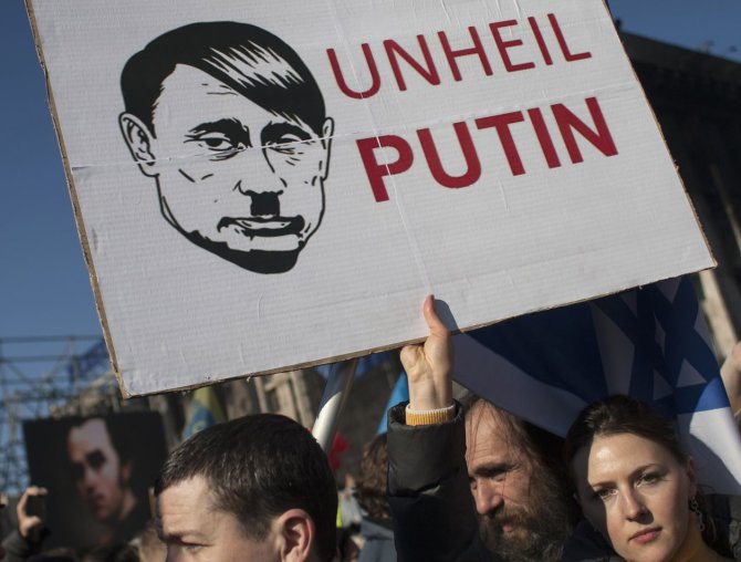 „Reuters“/„Scanpix“ nuotr./Vladimiras Putinas piešinyje vaizduojamas kaip II pasaulinio karo vokiečių diktatorius Adolfas Hitleris