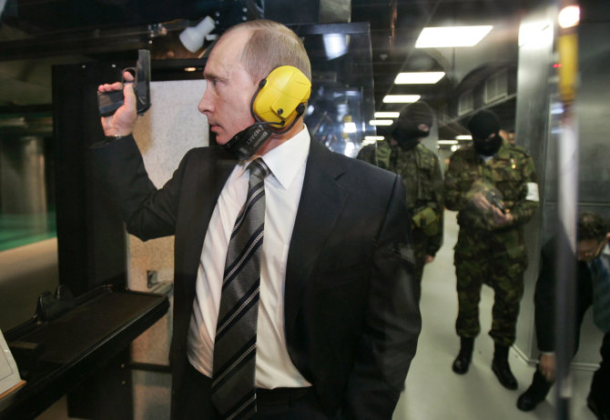 „Scanpix“ nuotr./Vladimiras Putinas GRU būstinės šaudykloje 