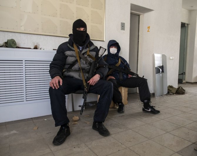 „Reuters“/„Scanpix“ nuotr./Prorusiški ginkluoti riaušininkai Luhanske