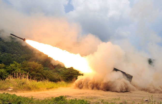 AFP/„Scanpix“ nuotr./Raketinės artilerijos sistema