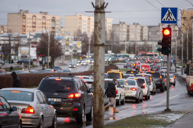 Žygimanto Gedvilos / 15min nuotr./Slidaus kelio sustingdytas Vilniaus Laisvės prospektas