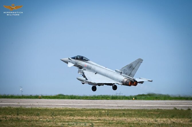 Italijos karinių oro pajėgų nuotr./Italijos naikintuvas „Eurofighter Typhoon“