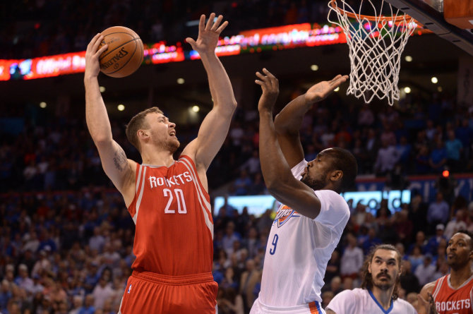 AFP/„Scanpix“ nuotr./Donatas Motiejūnas ir Serge'as Ibaka