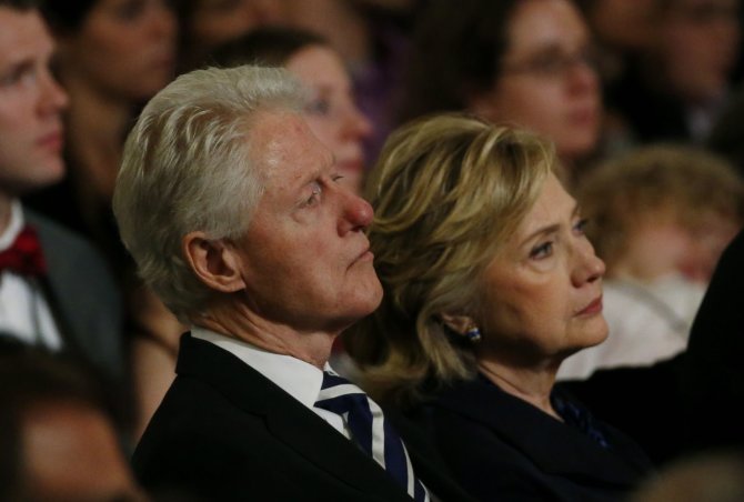 „Reuters“/„Scanpix“ nuotr./Billas Clintonas ir Hillary Clinton 2001 metų rugsėjo 11-osios atakų memorialinio muziejaus atidaryme