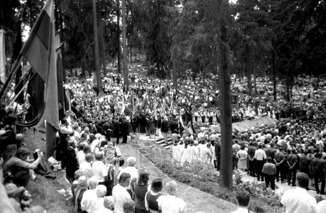 Viktoro Kapočiaus nuotr./Medininkų pasienio kontrolės poste 1991 m. liepos 31 d. nužudytų septynių Lietuvos pareigūnų laidotuvės Antakalnio kapinėse
