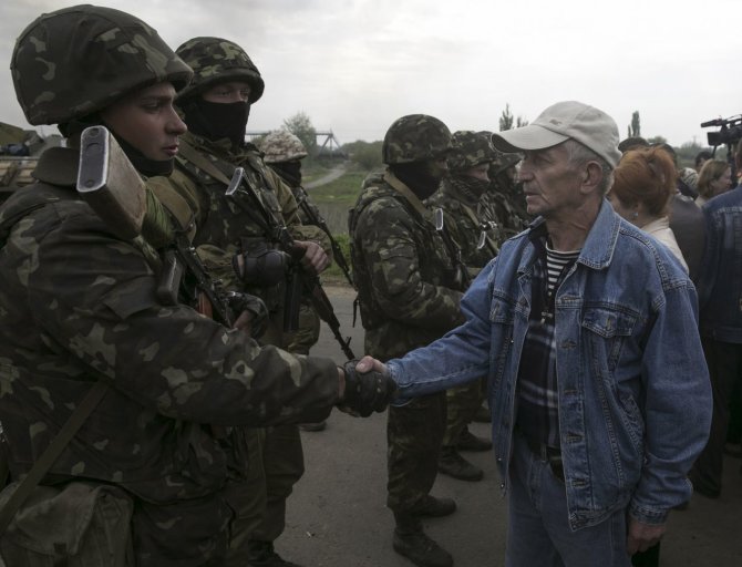 „Reuters“/„Scanpix“ nuotr./Civiliai prie Ukrainos karių netoli Slovjansko miesto