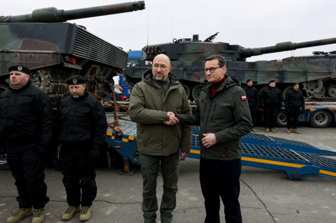 „Reuters“/„Scanpix“/Lenkijos premjeras Mateuszas Morawieckis ir Ukrainos premjeras Denysas Šmyhalis prie pirmosios „Leopard“ tankų partijos Kyjive