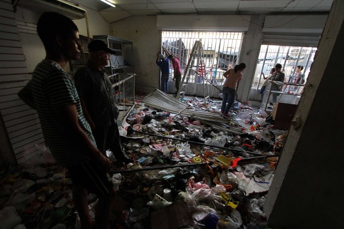 AFP/„Scanpix“ nuotr./Neapsikentę nepriteklių Venesuelos gyventojai plėšia ir niokoja parduotuves