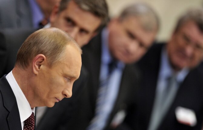 AFP/„Scanpix“ nuotr./Vladimiras Putinas ir jo komanda