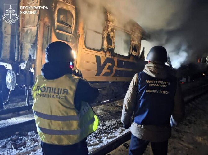Ukrainos prokuratūros nuotr./Rusai dronais smogė keleiviniam traukiniui Charkivo srityje