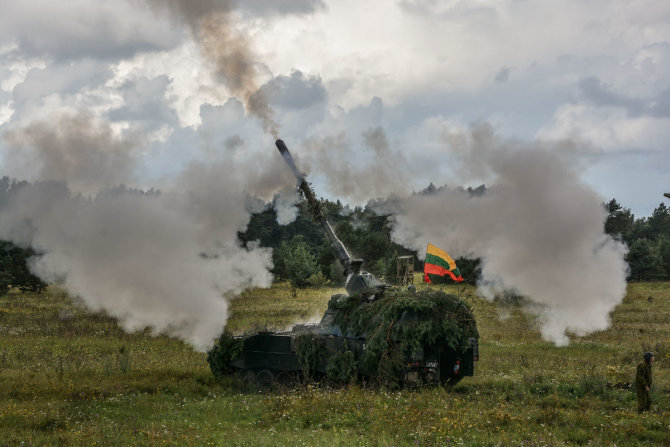 J. eil. Roko Mičiudos nuotr./Lietuvos kariuomenės savaeigės haubicos PzH2000 pratybose „Ugninis griausmas“