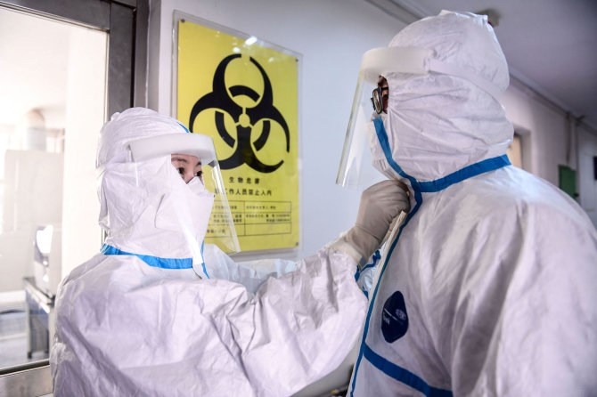 AFP/„Scanpix“ nuotr./Kinijos virusologijos laboratorijų mokslininkai laikosi ypatingų saugumo reikalavimų