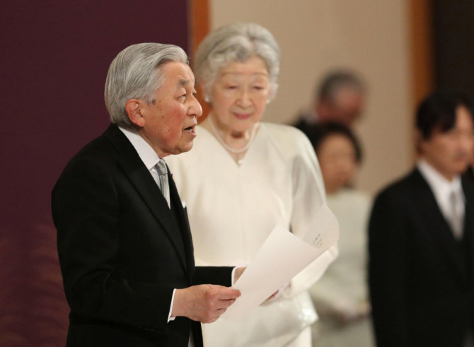 „Reuters“/„Scanpix“ nuotr./Japonijos imperatorius Akihito oficialiai atsisakė sosto