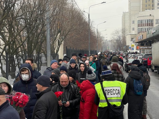 Telegram/Prie cerkvės atsisveikinti su A.Navalnu nutįso eilė žmonių