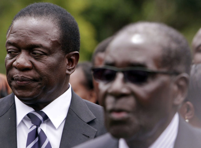 „Scanpix“/AP nuotr./Emmersonas Mnangagwa (kairėje) pakeis Robertą Mugabe