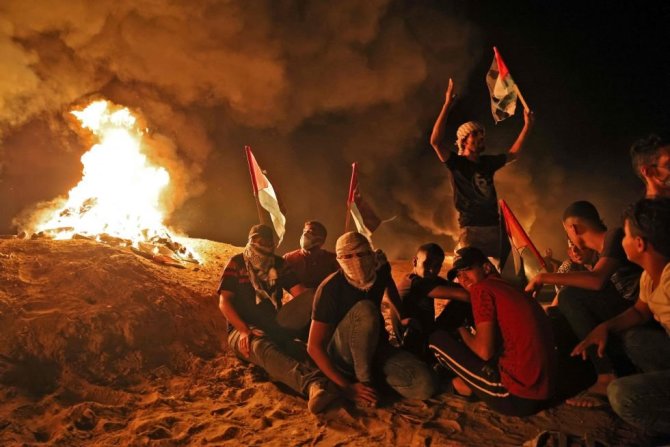 AFP/„Scanpix“ nuotr./Naktinis palestiniečių protestas Gazoje