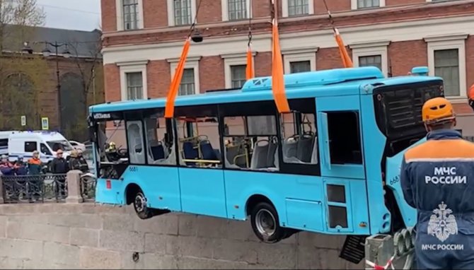 Stopkadras/Iškeliamas į upę su keleiviais nulėkęs autobusas Sankt Peterburge 