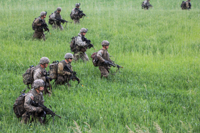 Sauliaus Jakučionio nuotr./NATO kariai trenijuojasi ginti Suvalkų koridorių
