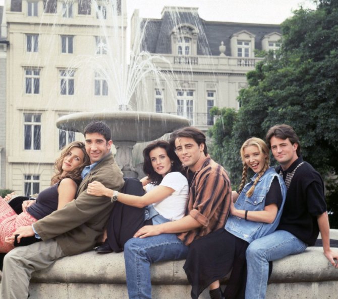Vida Press nuotr./„Draugų“ aktoriai Jennifer Aniston, Courteney Cox, Mattas LeBlancas, Lisa Kudrow, Matthew Perry ir Davidas Schwimmeris (1994 m.)