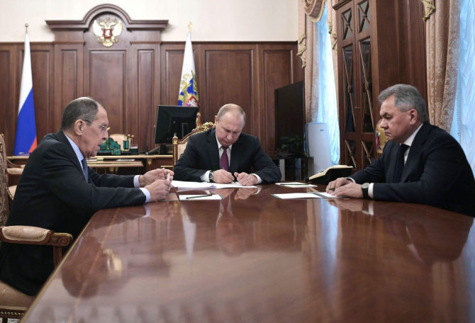 „Sputnik“/„Scanpix“ nuotr./Sergejus Lavrovas, Vladimiras Putinas ir Sergejus Šoigu