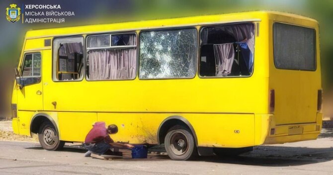 Chersono miesto karinė administracija/ „Telegram“/Rusija atakavo Ukrainos autobusą Chersone