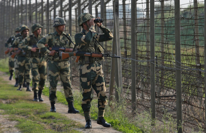 „Reuters“/„Scanpix“ nuotr./Indijos kariai