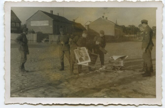 Okupacijų ir laisvės kovų muziejaus nuotr./Vokiečių kareiviai degina sovietų vadų L. Berijos ir J. Stalino portretus. Lietuva, Žemaičių Naumiestis, 1941 m. birželio m.