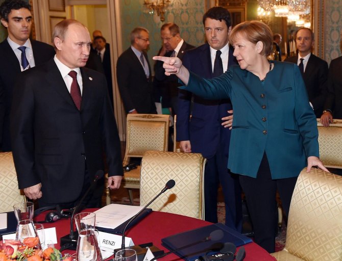 AFP/„Scanpix“ nuotr./Vladimiras Putinas ir Angela Merkel