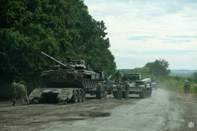 „Reuters“/„Scanpix“ nuotr./Palikta Rusijos karinė technika Charkivo regione