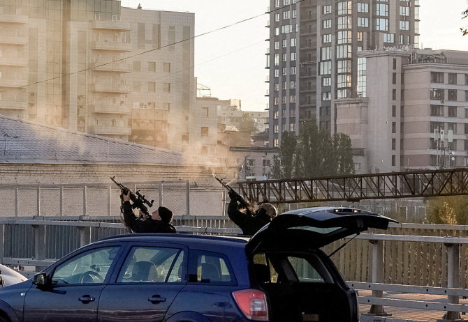 „Reuters“/„Scanpix“/Kyjivo policija taikosi į dronus virš sostinės
