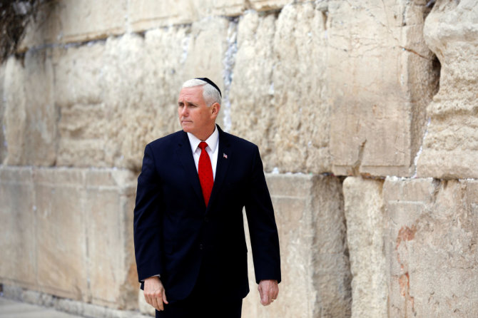 „Reuters“/„Scanpix“ nuotr./Mike'as Pence'as prie Raudų sienos