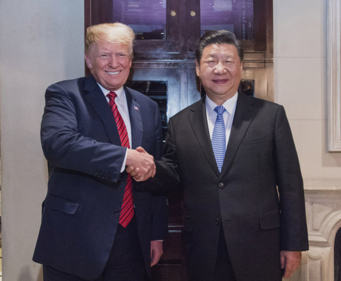 „Scanpix“/„SIPA“ nuotr./Donaldas Trumpas ir Xi Jinpingas